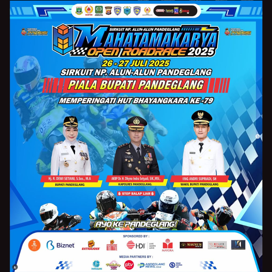 Stan pameran produk dengan pengunjung sedang berbincang dengan staff